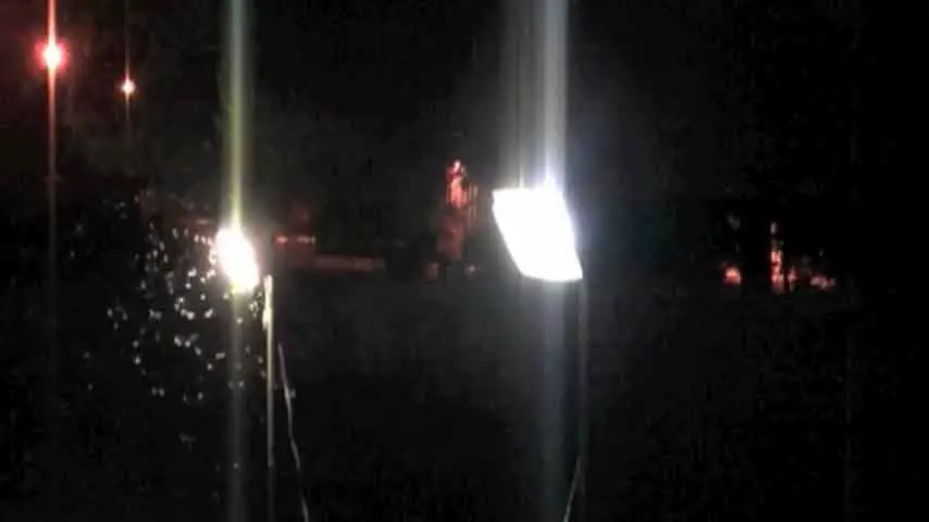 Dos tipos de lámparas con diferentes espectros de luz la primera atraía a los insectos, mientras que la segunda no les afectaba.