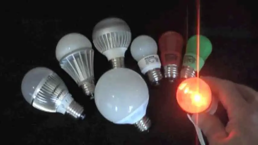 Tipos de iluminación artificial y sus colores que afectan al movimiento de los insectos durante la noche.