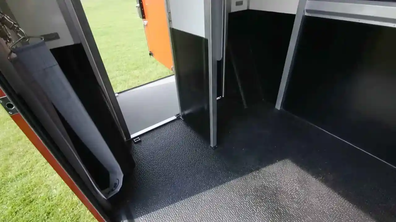 Espacios y equipos para remolques de transporte de caballos