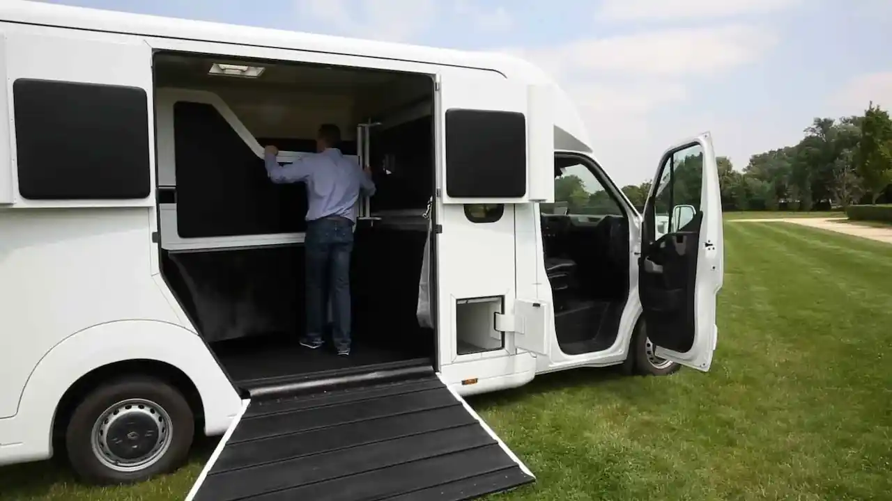 Remolque de transporte de caballos equipado