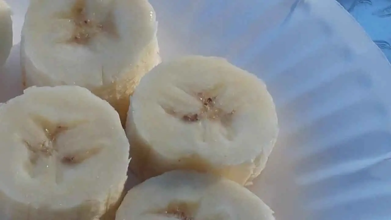 Rodajas de plátano peladas como recompensa para el caballo.